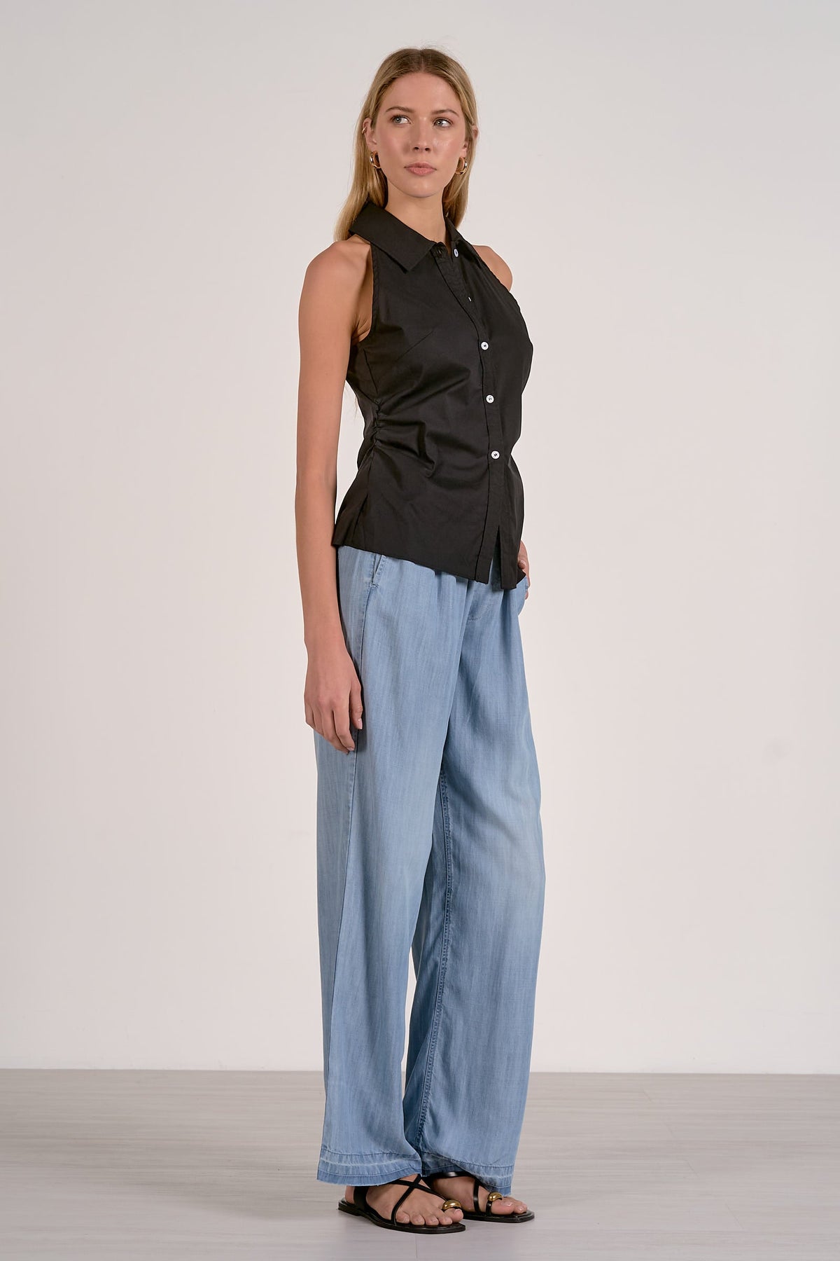SLEEVELESS COLLAR TOP